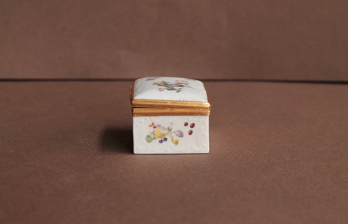 Meissen Porcelain Snuff Box With Polychrome Fruit Decor. 18th Century.-photo-3