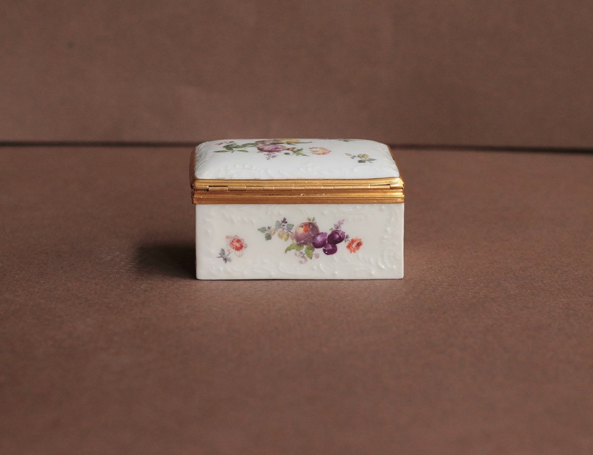 Meissen Porcelain Snuff Box With Polychrome Fruit Decor. 18th Century.-photo-3