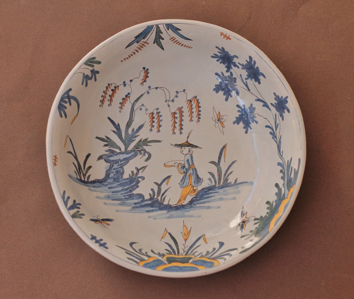Moulins Bowl In Faience Depecting A Chinese With Tree, Insects And Foliage. 18th Century.