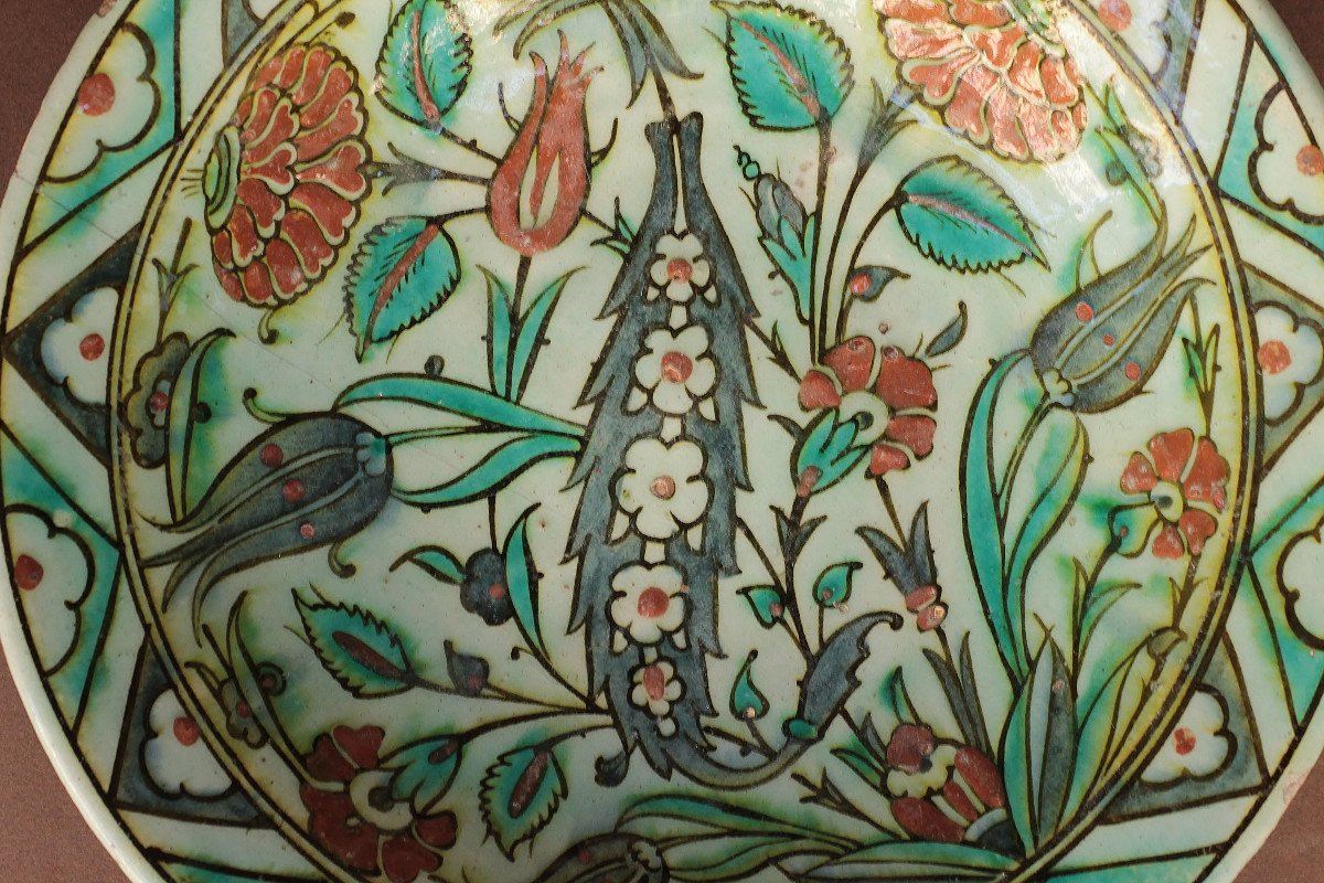 Plat En Céramique Siliceuse d'Iznik à Décor d'Une Palme Saz, Tulipes Et Oeillets. XVIIe Siècle.-photo-4