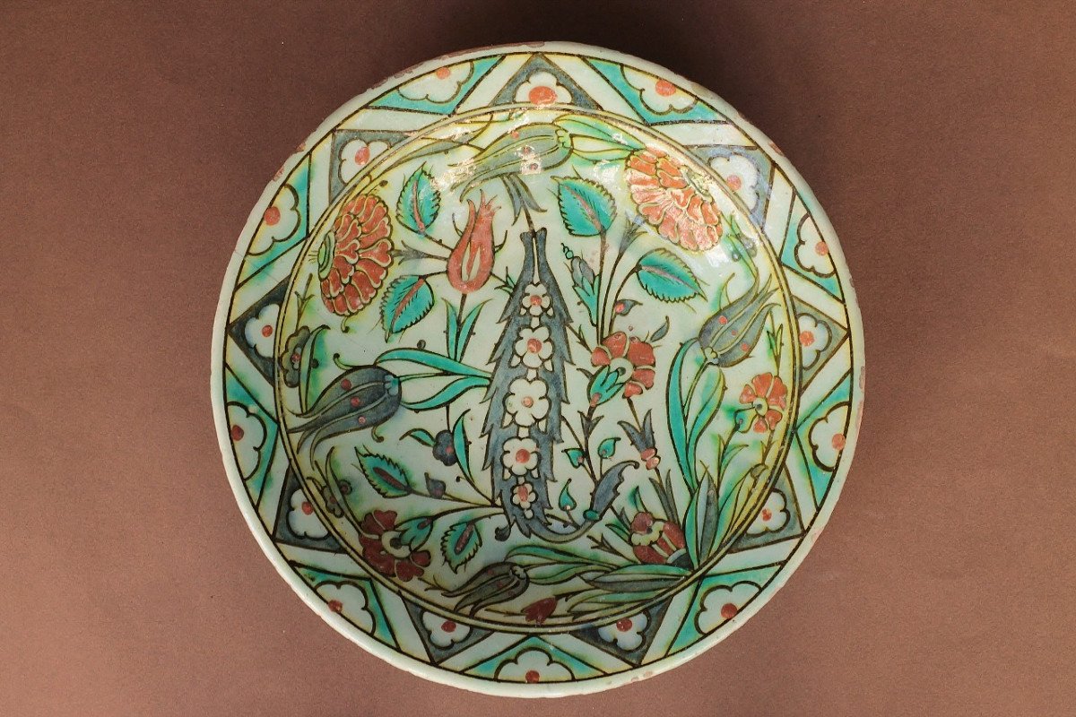 Iznik Siliceous Ceramic Dish Decorated With A Saz Palm, Tulips And Carnations. Seventeenth Century.