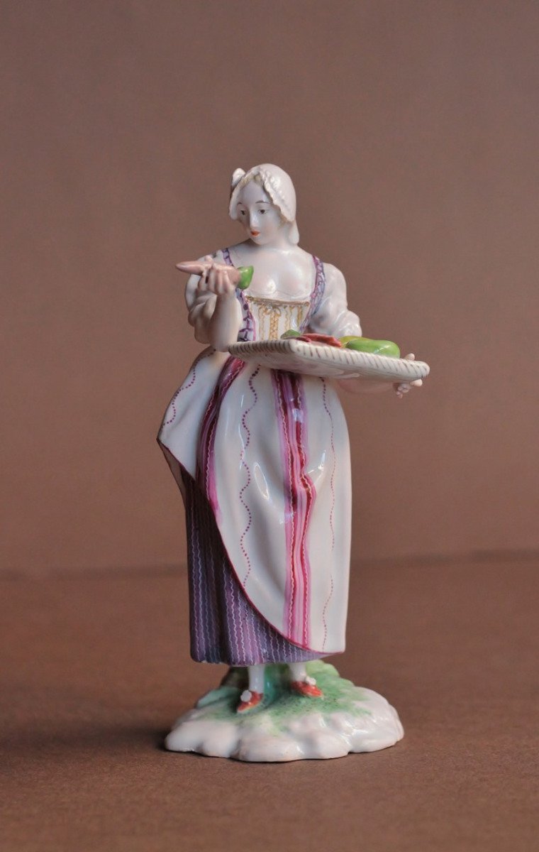 Statuette En Faïence De Niderviller Représentant Une Marchande De Légumes, 18e Siècle.