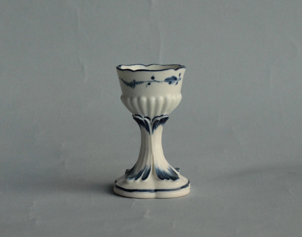 Coquetier En Porcelaine Tendre De Chantilly, 18eme Siècle.