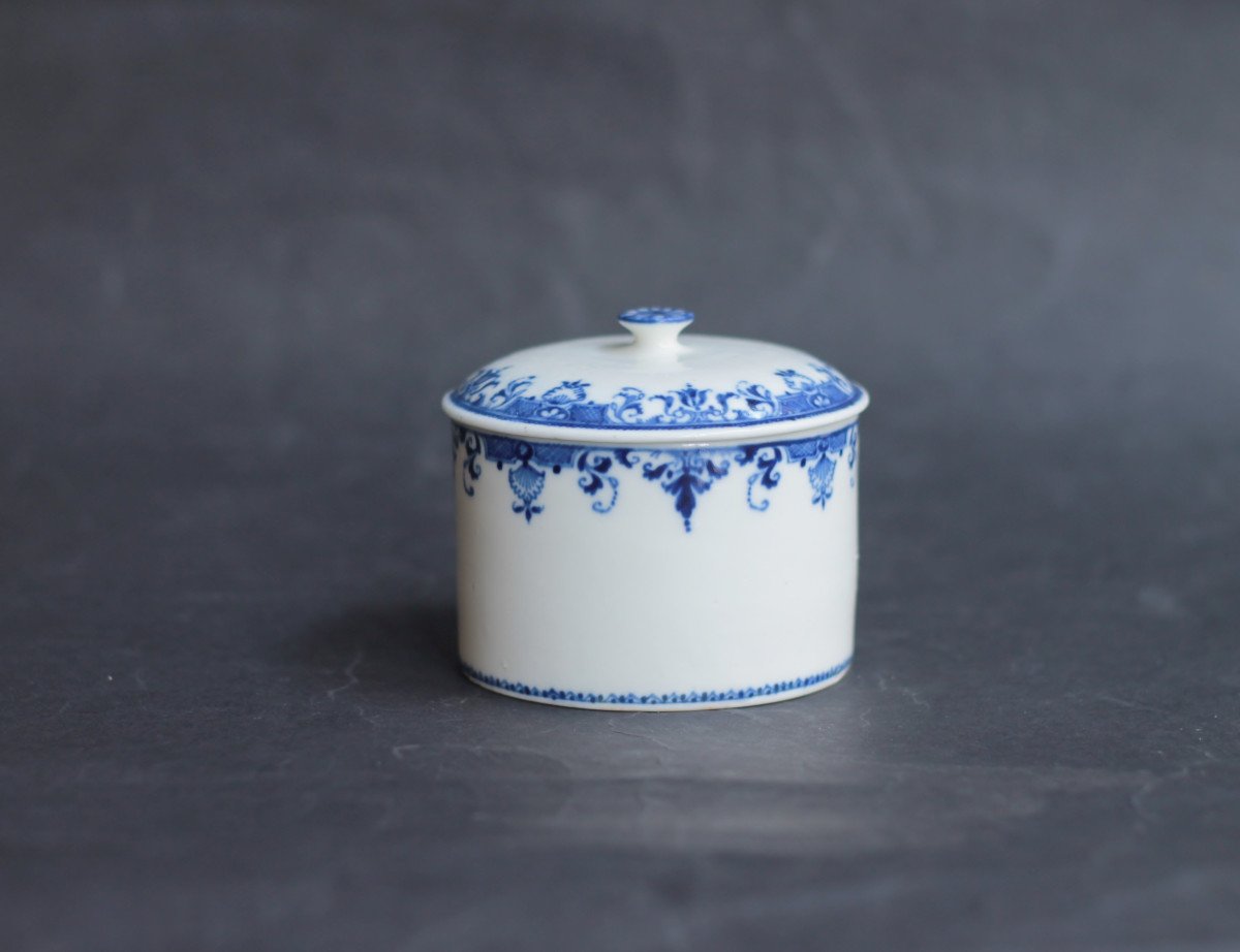 Large Pot à Fard En Porcelaine De Saint-cloud à Décor En Camaïeu Bleu, XVIIIème S