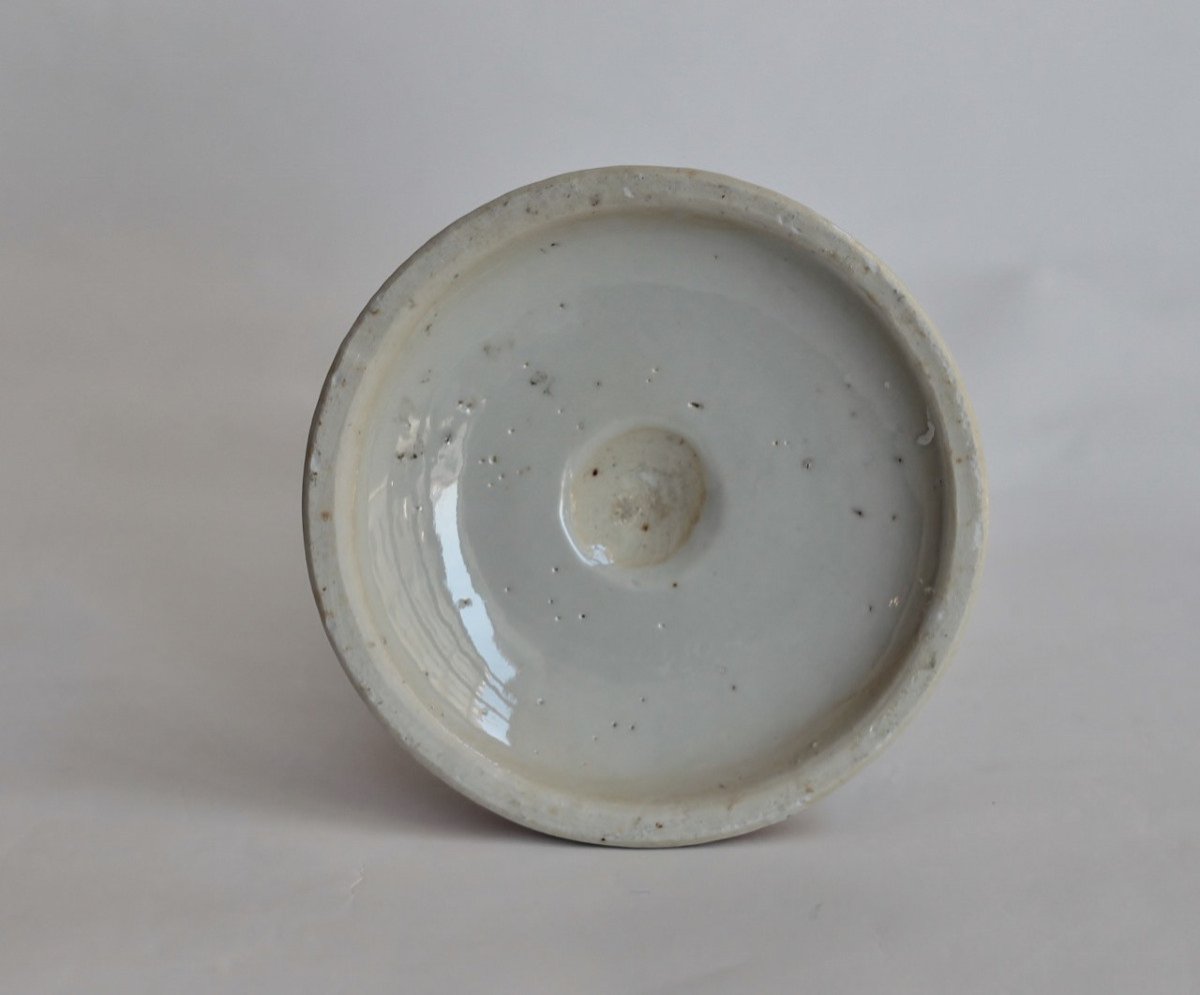 Chinese Porcelain Candlestick With Famille Rose Decor. Qianlong Period, 18th Century.-photo-3