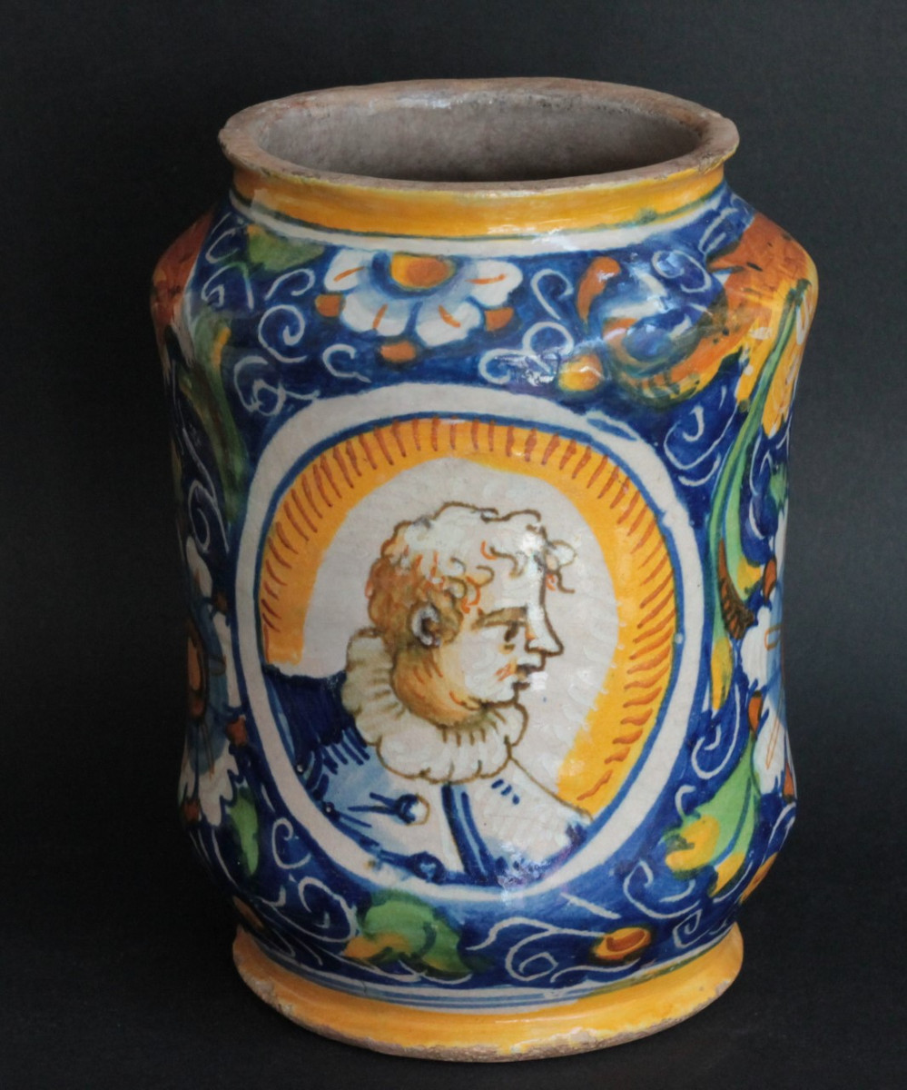 Albarello en majolique de Venise à décor de 2 portraits. Atelier de Maestro Domenico. XVIe s.
