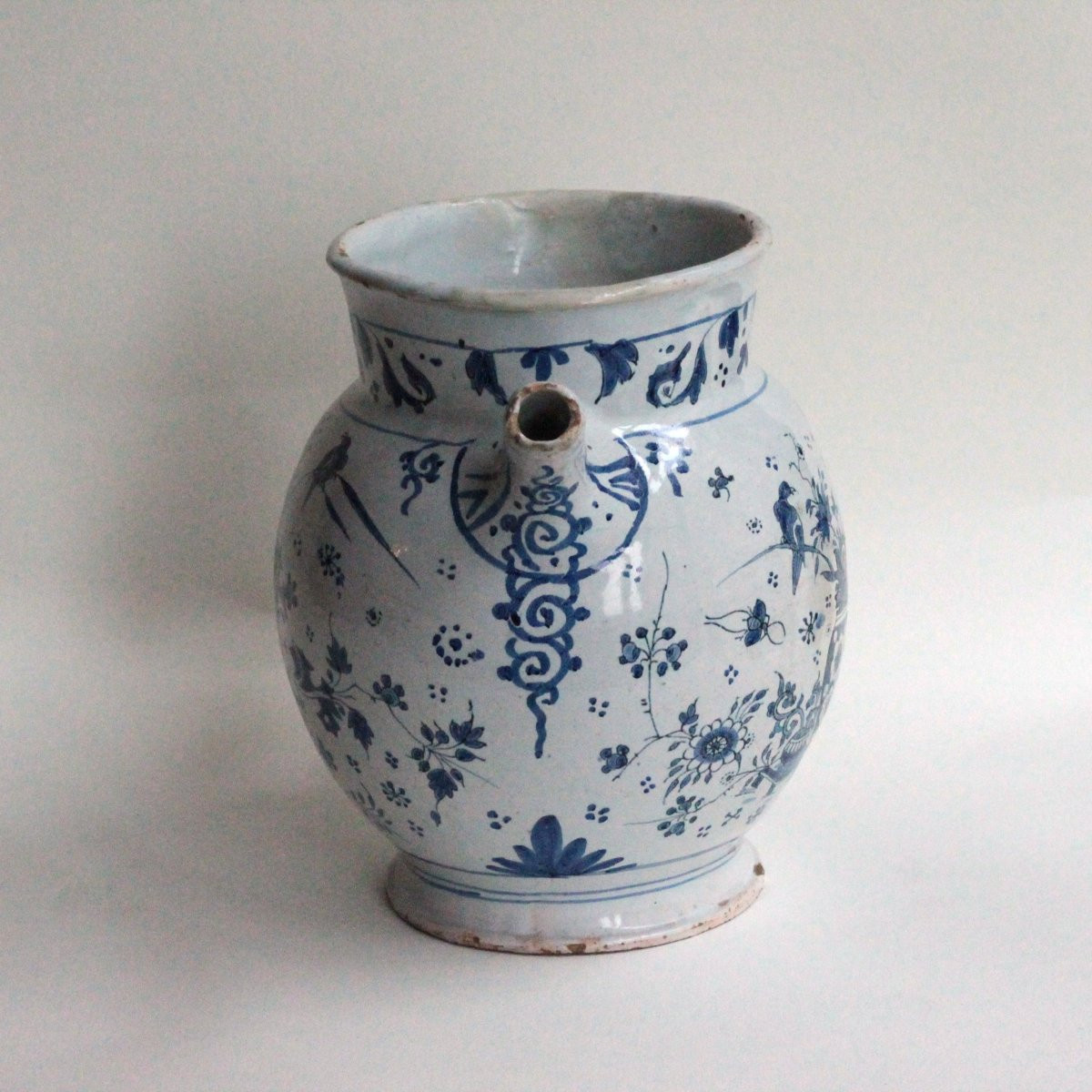 Chevrette en faïence de Paris à décor en camaïeu bleu. Fin 17e ou début 18e siècle.-photo-3