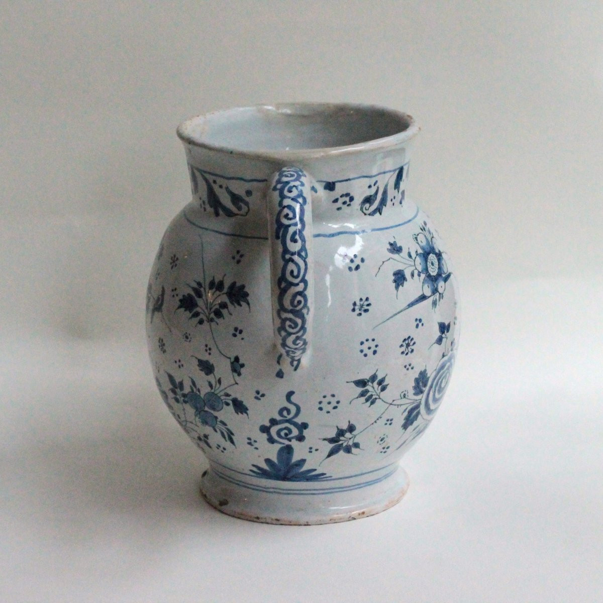 Chevrette en faïence de Paris à décor en camaïeu bleu. Fin 17e ou début 18e siècle.-photo-4