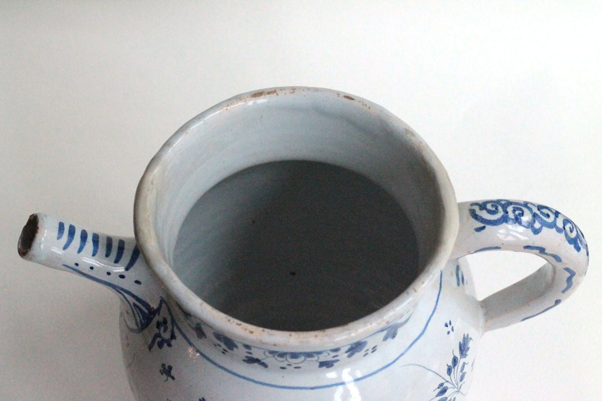 Chevrette en faïence de Paris à décor en camaïeu bleu. Fin 17e ou début 18e siècle.-photo-1