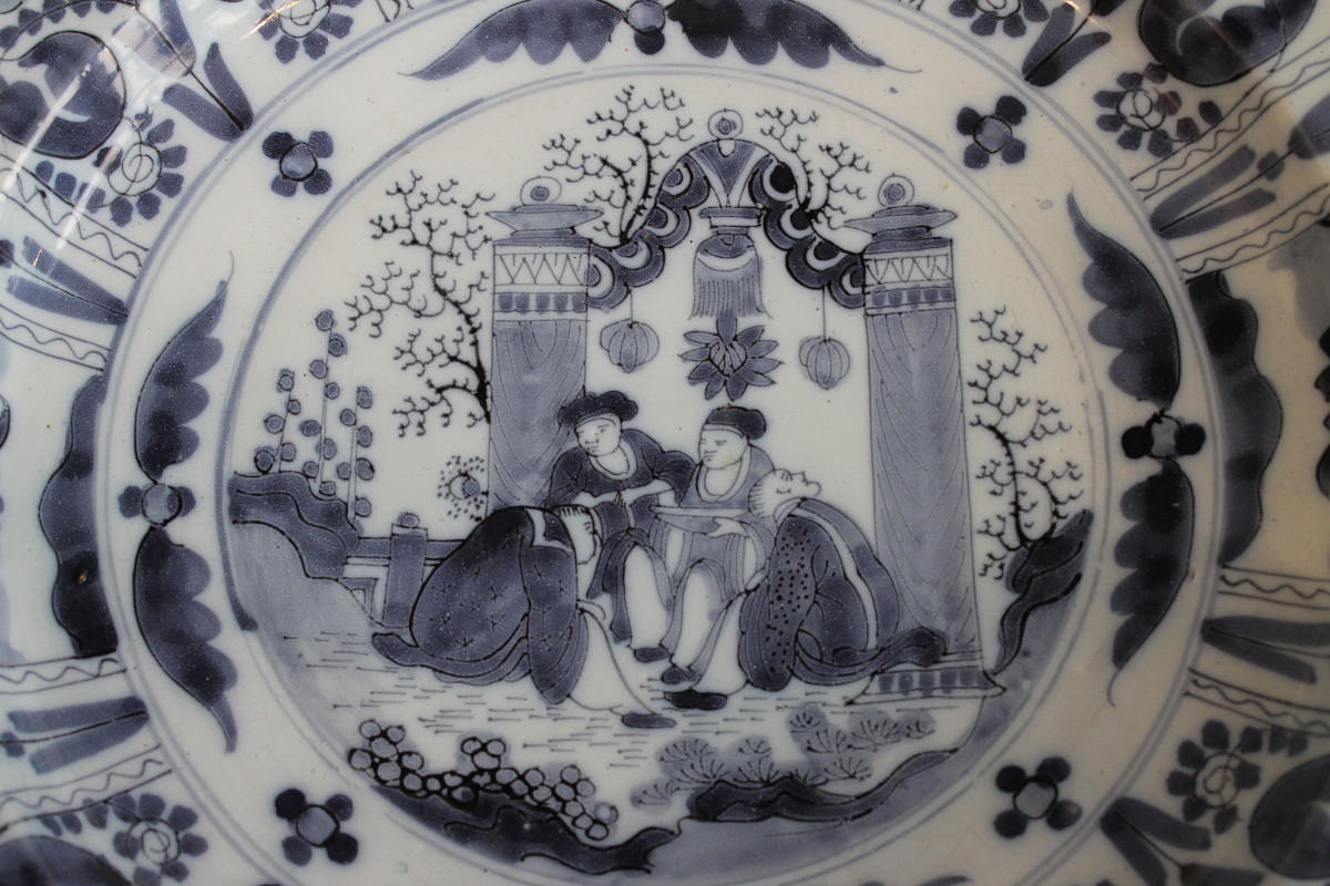 Plat en faïence de Delft à décor en camaïeu bleu inspiré des "Kraak porcelain" de Chine, 17e s.-photo-4