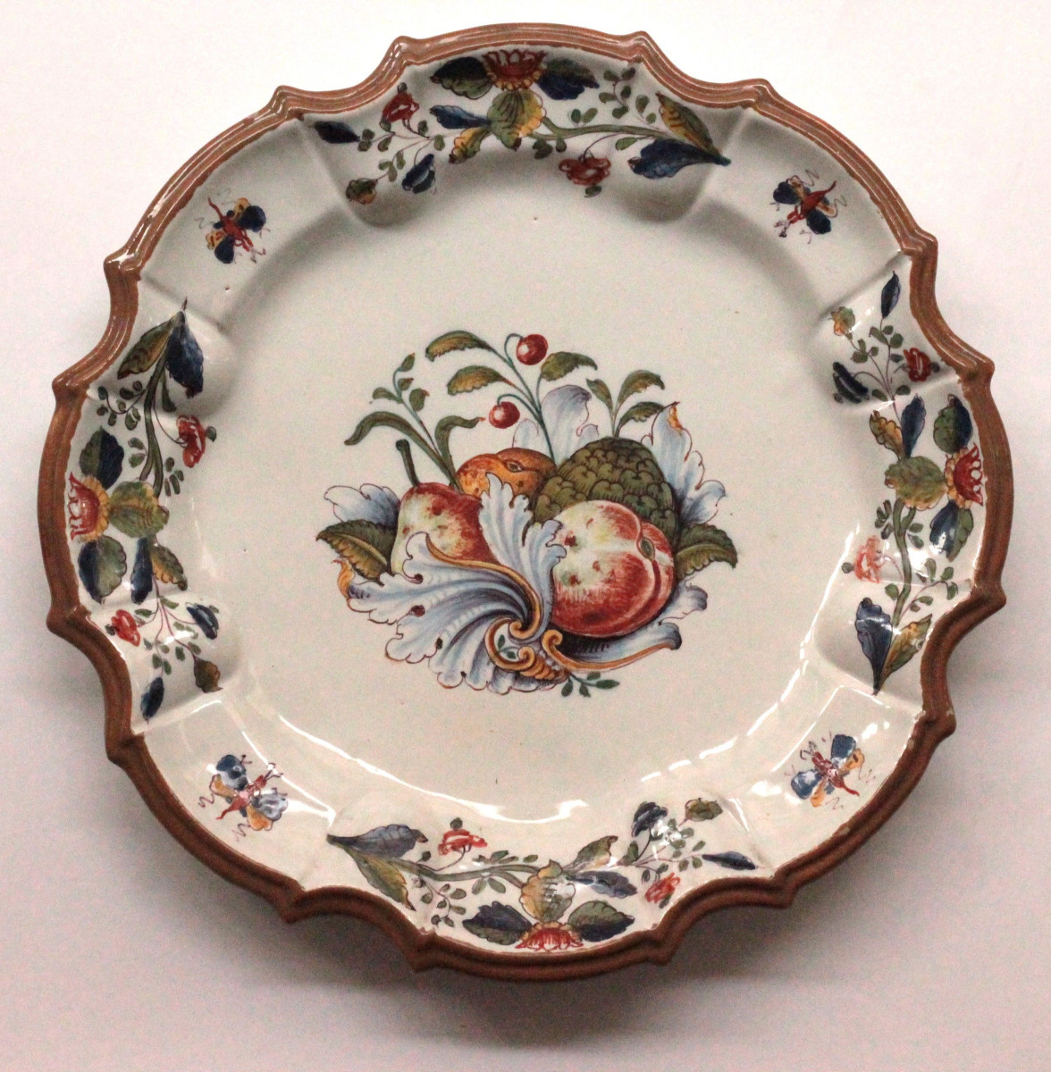 Plat en faïence de Nove (Italie) à décor de fruits, 18e siècle