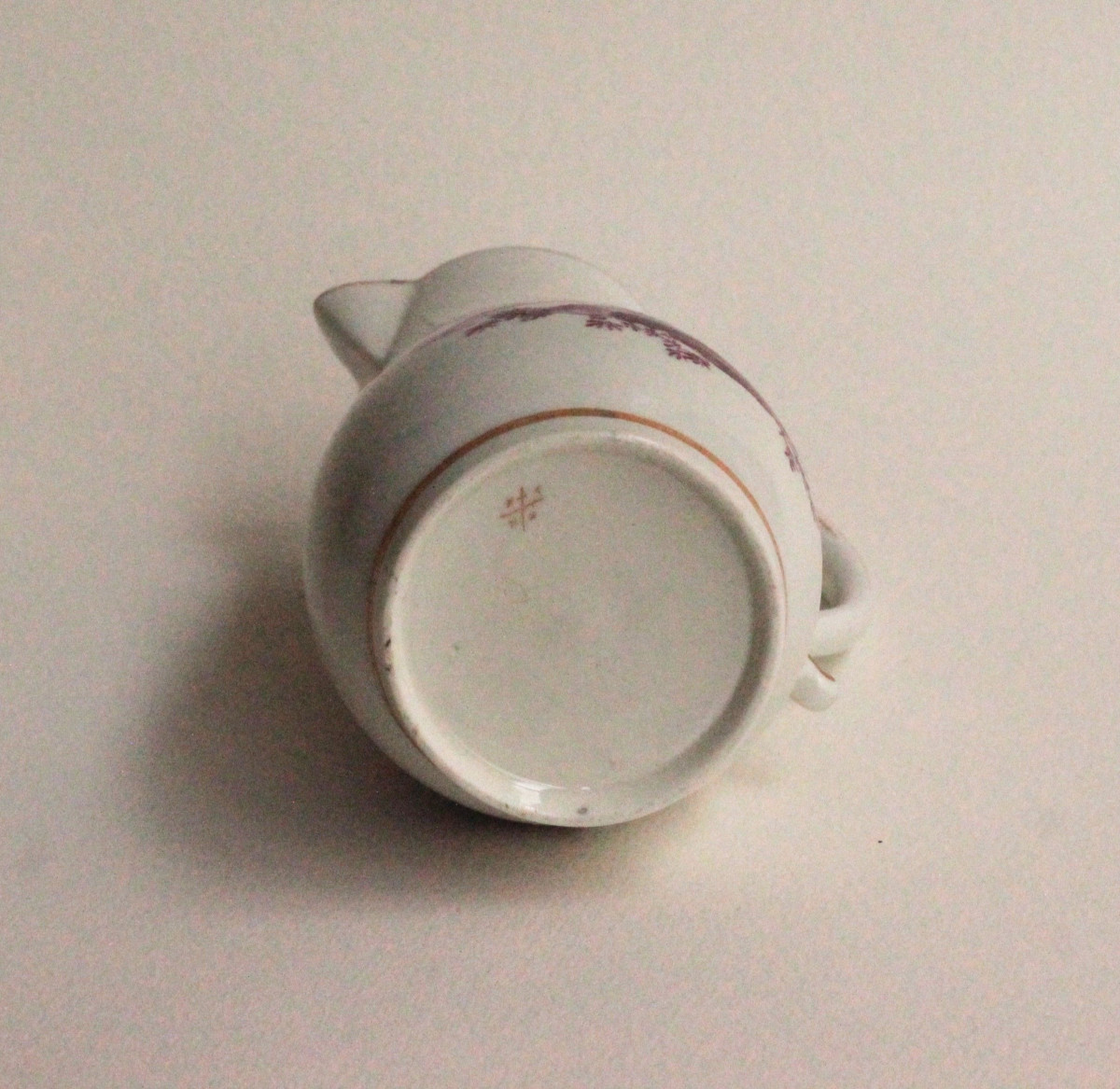 Pot à lait en porcelaine de Tournai à décor en camaïeu pourpre,  18e siècle.-photo-1