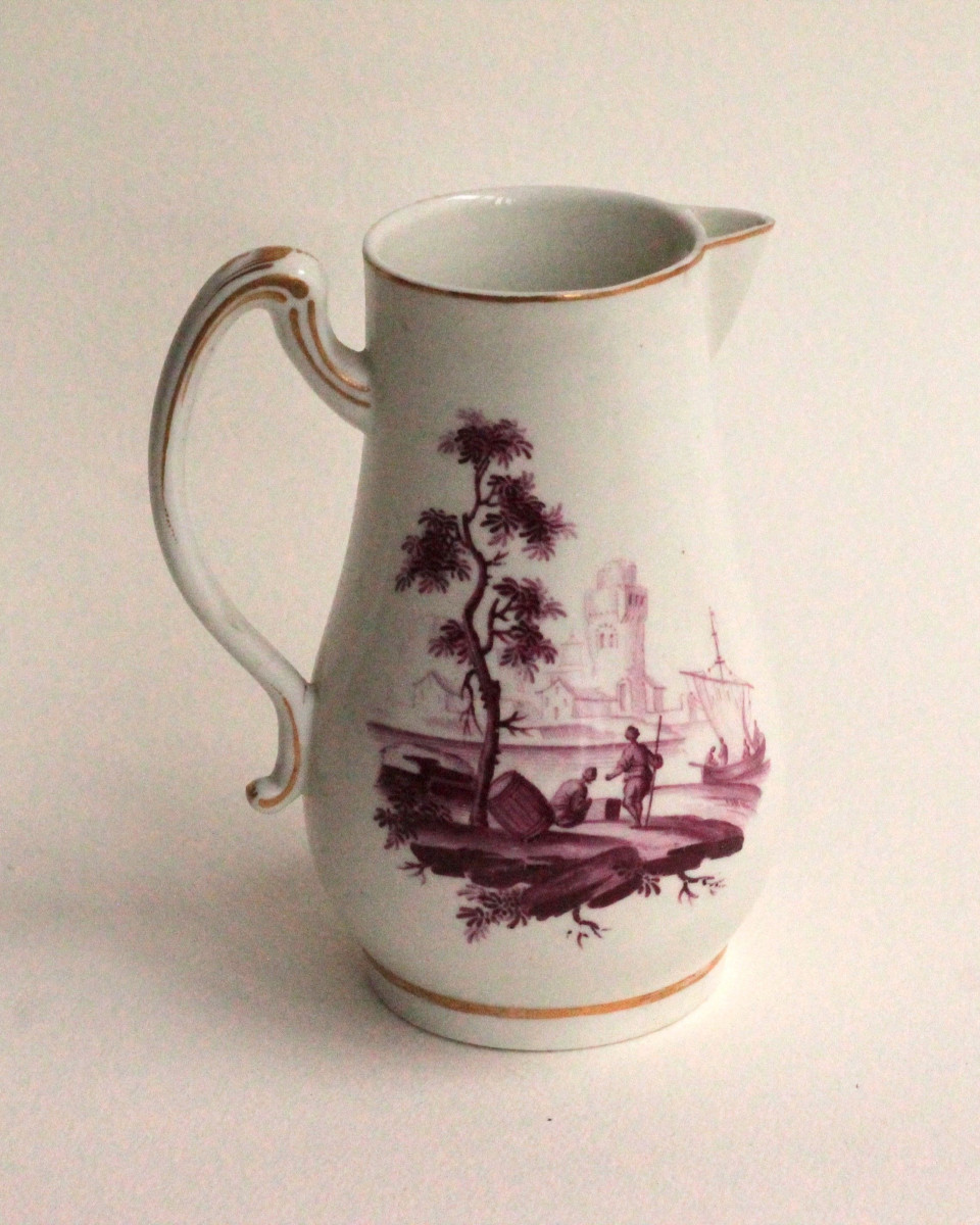 Pot à lait en porcelaine de Tournai à décor en camaïeu pourpre,  18e siècle.