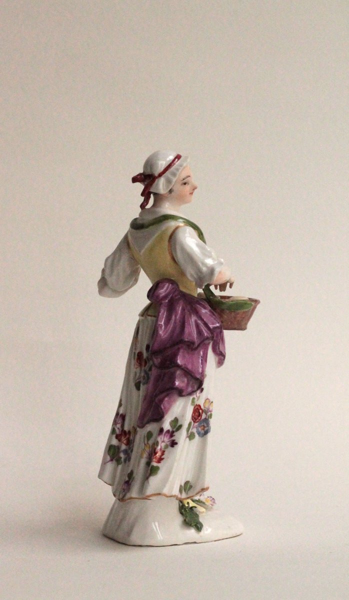 Statuette en porcelaine de Meissen représentant une marchande de biscuit, vers 1745-50.-photo-3