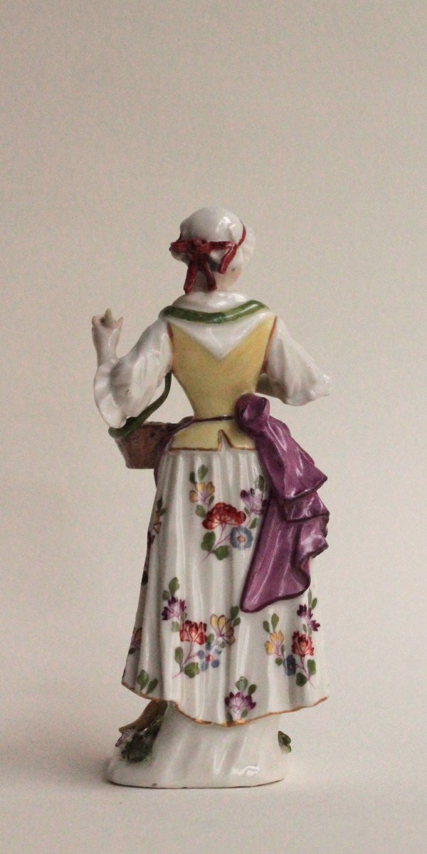 Statuette en porcelaine de Meissen représentant une marchande de biscuit, vers 1745-50.-photo-4