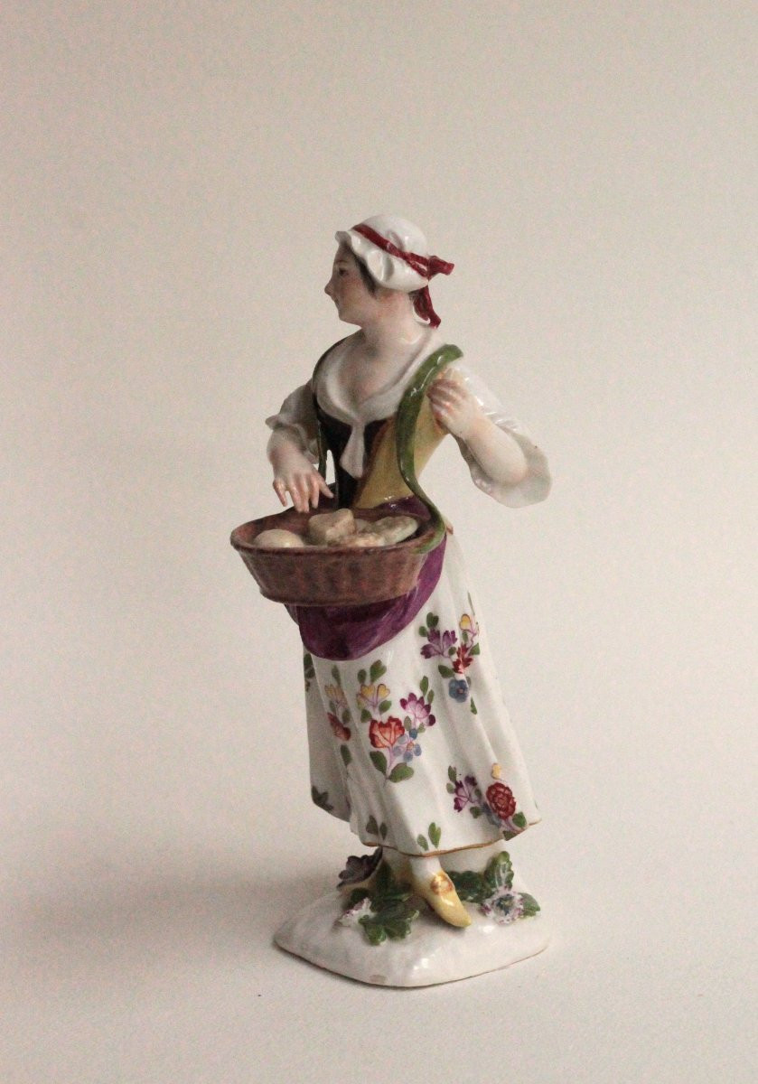 Statuette en porcelaine de Meissen représentant une marchande de biscuit, vers 1745-50.-photo-2