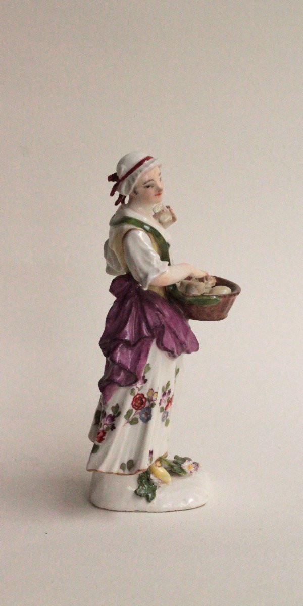 Statuette en porcelaine de Meissen représentant une marchande de biscuit, vers 1745-50.-photo-4