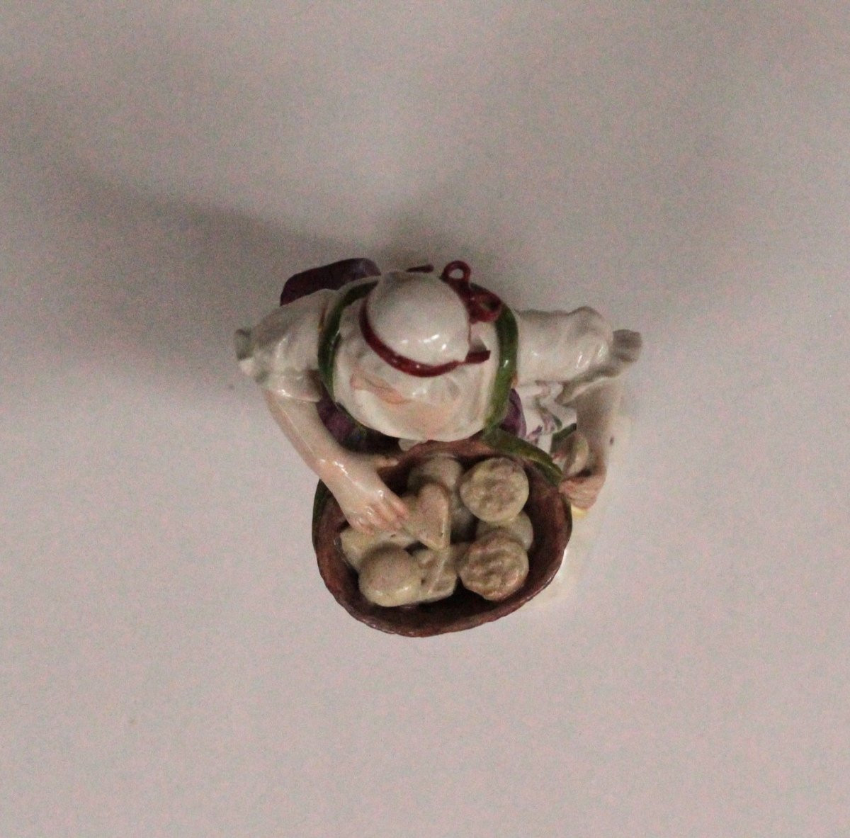 Statuette en porcelaine de Meissen représentant une marchande de biscuit, vers 1745-50.-photo-6