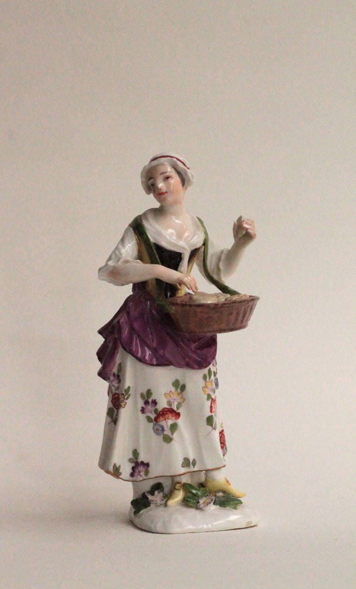 Statuette en porcelaine de Meissen représentant une marchande de biscuit, vers 1745-50.-photo-7