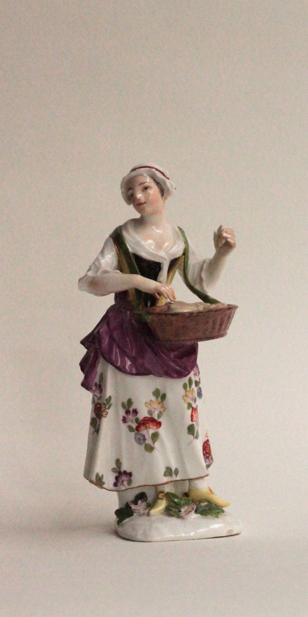 Statuette en porcelaine de Meissen représentant une marchande de biscuit, vers 1745-50.