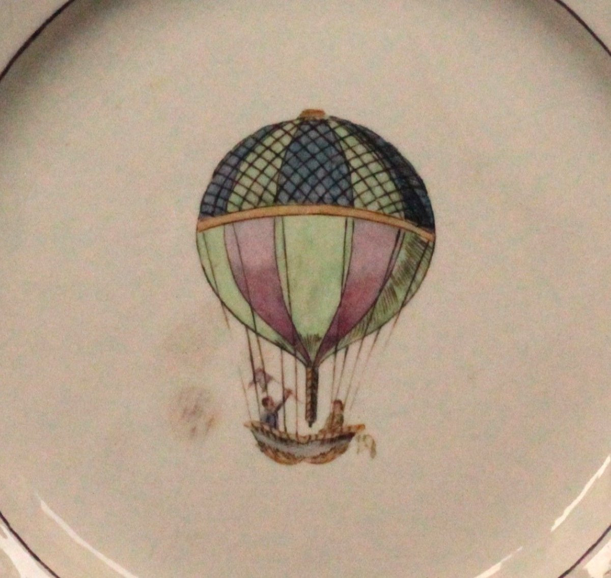 Assiette en faïence fine à décor "au ballon",  XVIIIe siècle.-photo-3