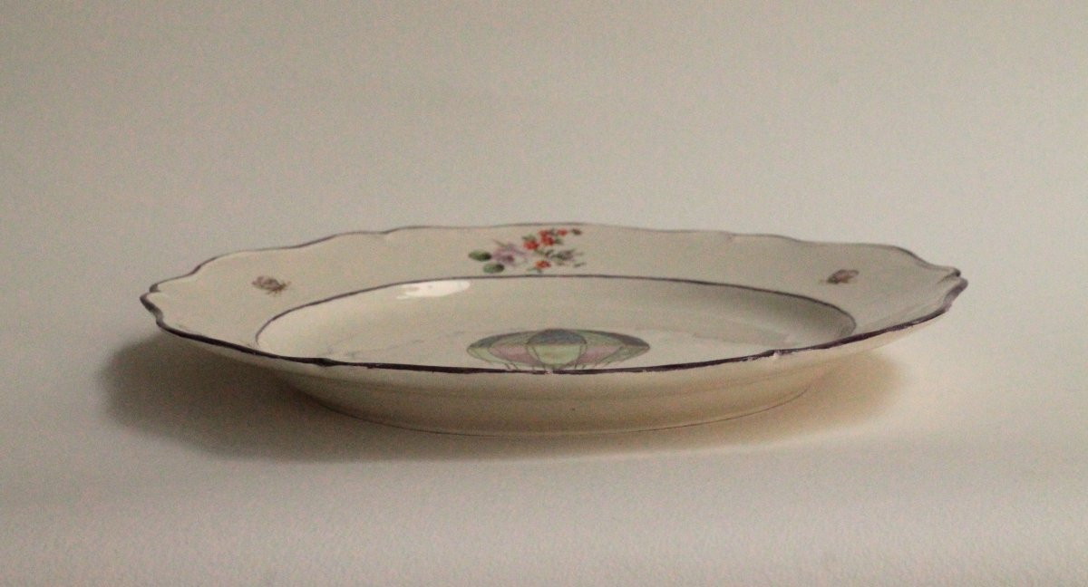 Assiette en faïence fine à décor "au ballon",  XVIIIe siècle.-photo-1