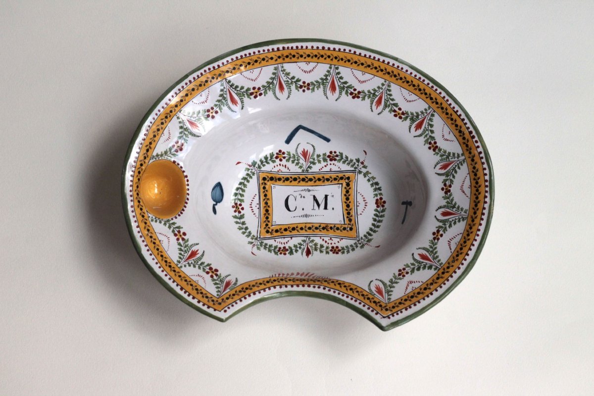 Plat à barbe en faïence de Saint-Clément (?) portant des initiales. XIXe siècle.