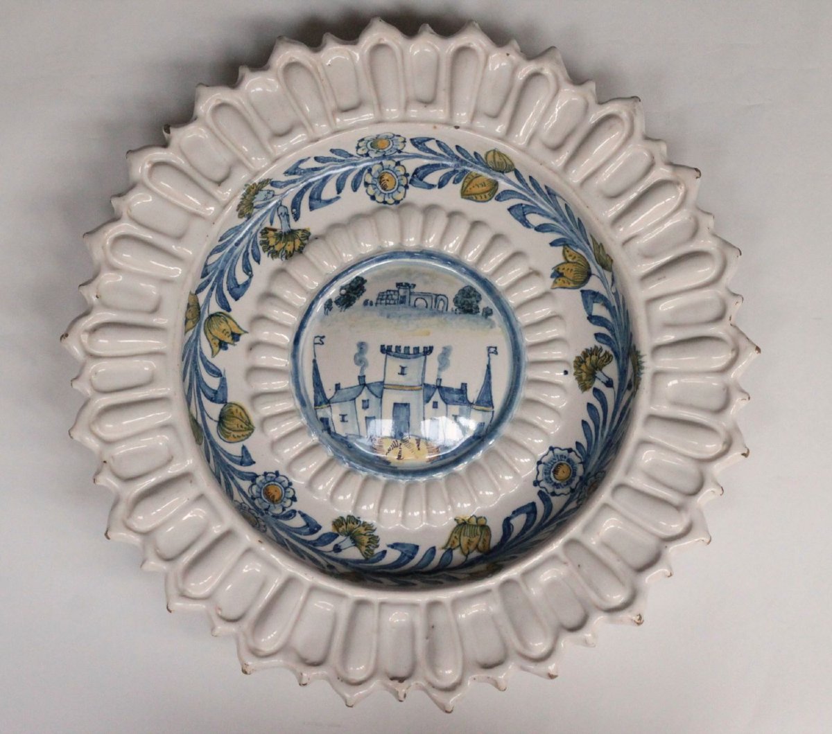 Plat en faïence de Marseille, 2e moitié du XVIIe siècle.