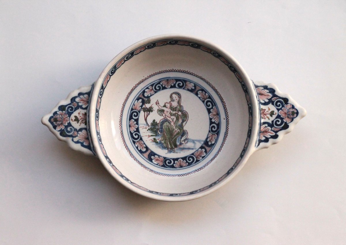 Ecuelle en faïence de Marseille, manufacture Fauchier, XVIIIe siècle.