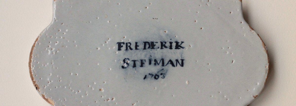 Plaque en faïencede Delft à décor en camaïeu bleu, inscription Frederik Sefiman 1763, 18e s.-photo-1