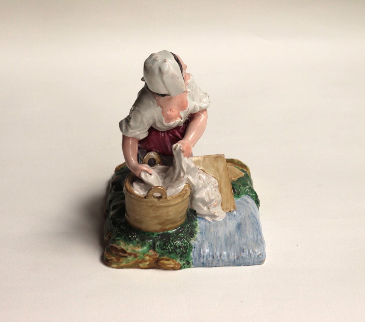 Figurine en faïence des Islettes - Bois d'Epense représentant une lavandière, fin XVIIIe s.-photo-1