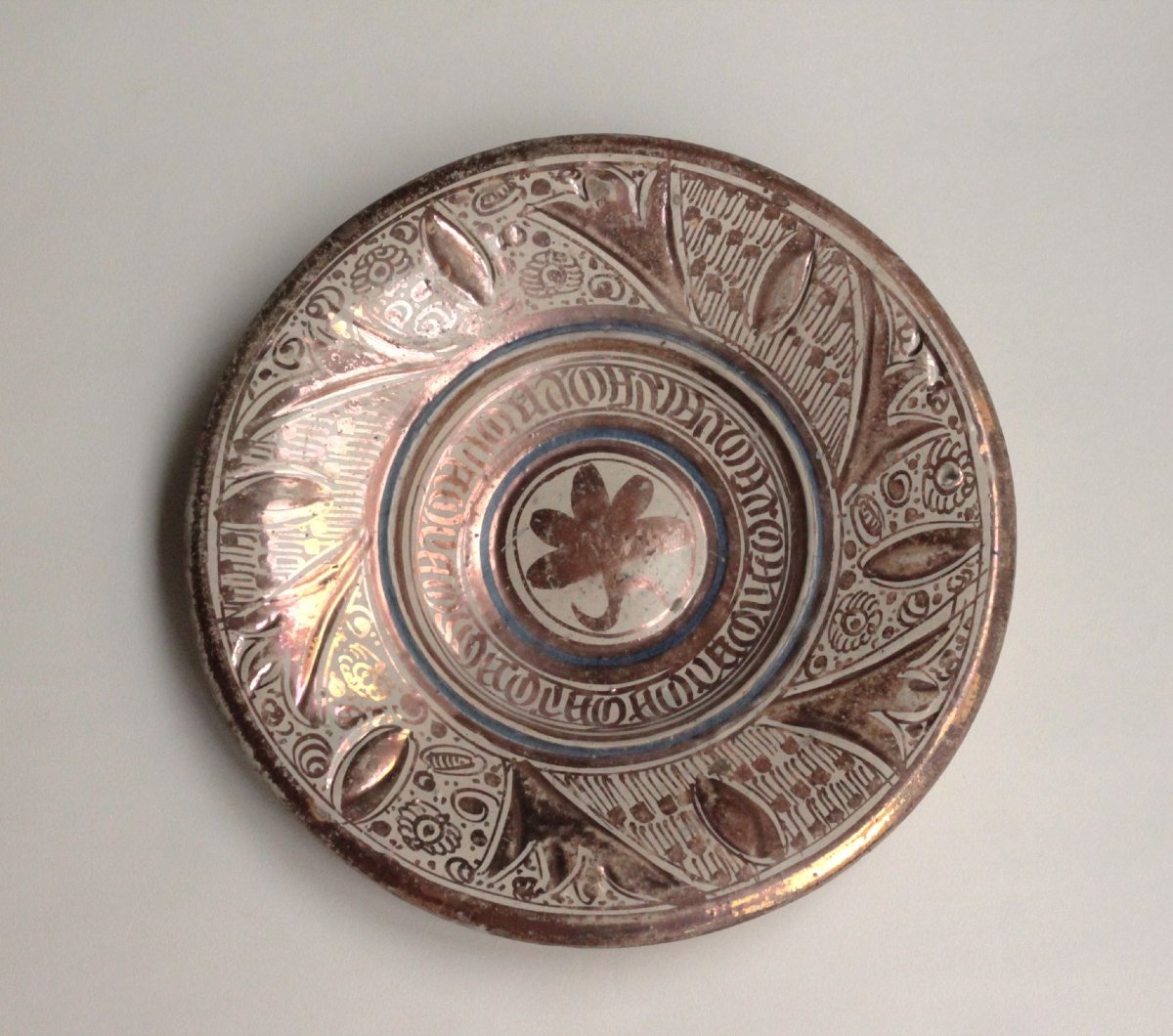 Hispano-moorish Earthenware Dish With A Central Indentation, Seville, Late 15th Or Early 16th Century-photo-2