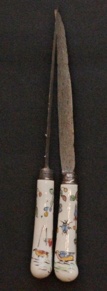 Chantilly Pair Of Knives.-photo-2