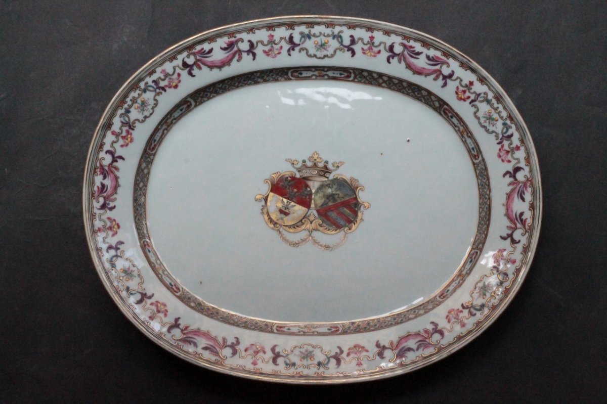 Plat En Porcelaine De Chine à Décor d'Armoiries, 18e Siècle