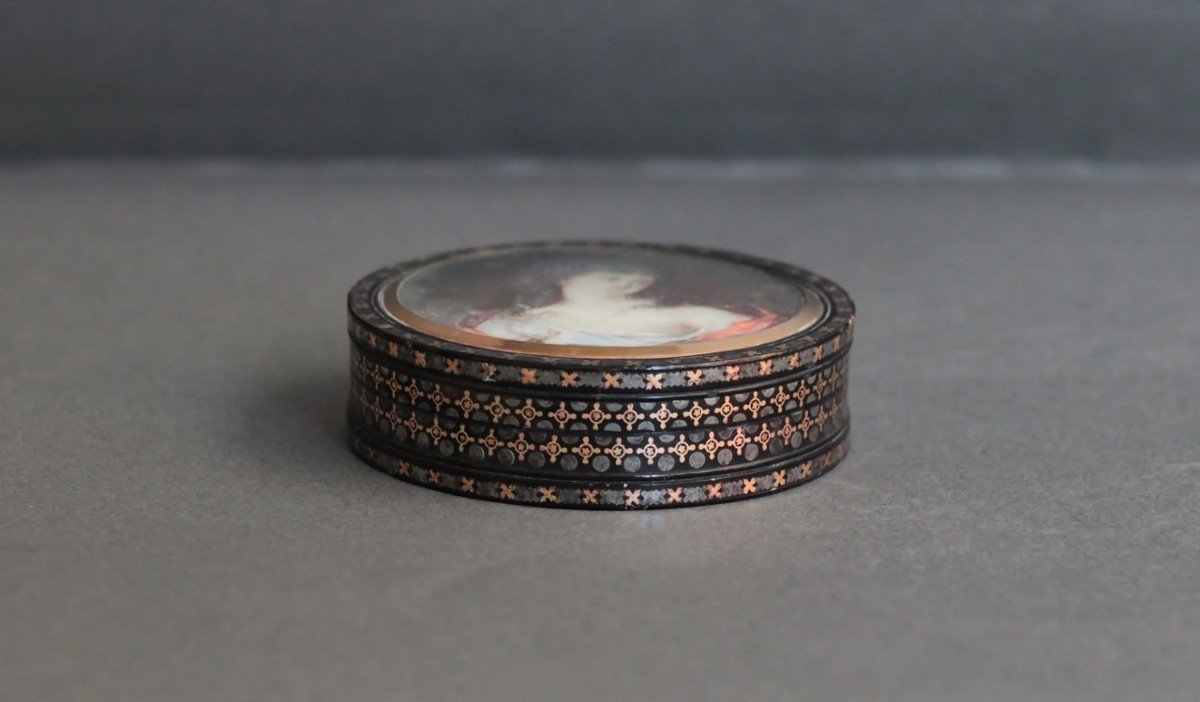 Brown Tortoiseshell Box Inlaid With Gold And Silver, The Lid Adorned With A Miniature. XVIIIth C.-photo-3