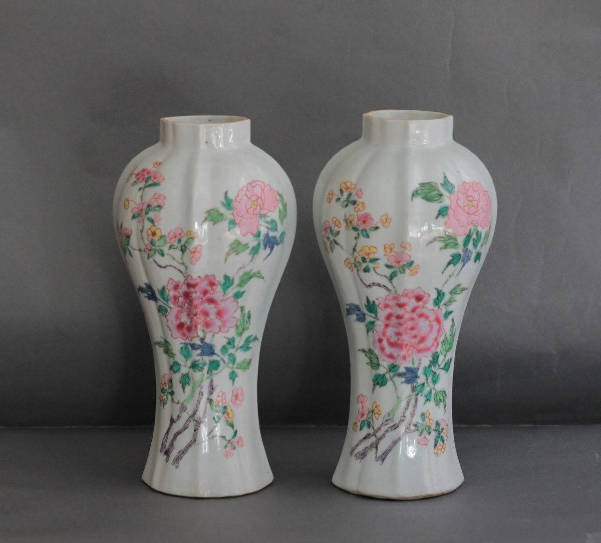 Paire De Vases Balustres En Porcelaine De Chine De La Famille Rose Du XVIIIe Siècle.-photo-2