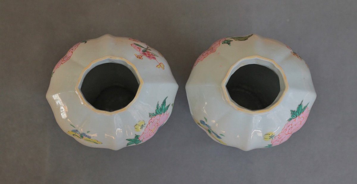 Paire De Vases Balustres En Porcelaine De Chine De La Famille Rose Du XVIIIe Siècle.-photo-2