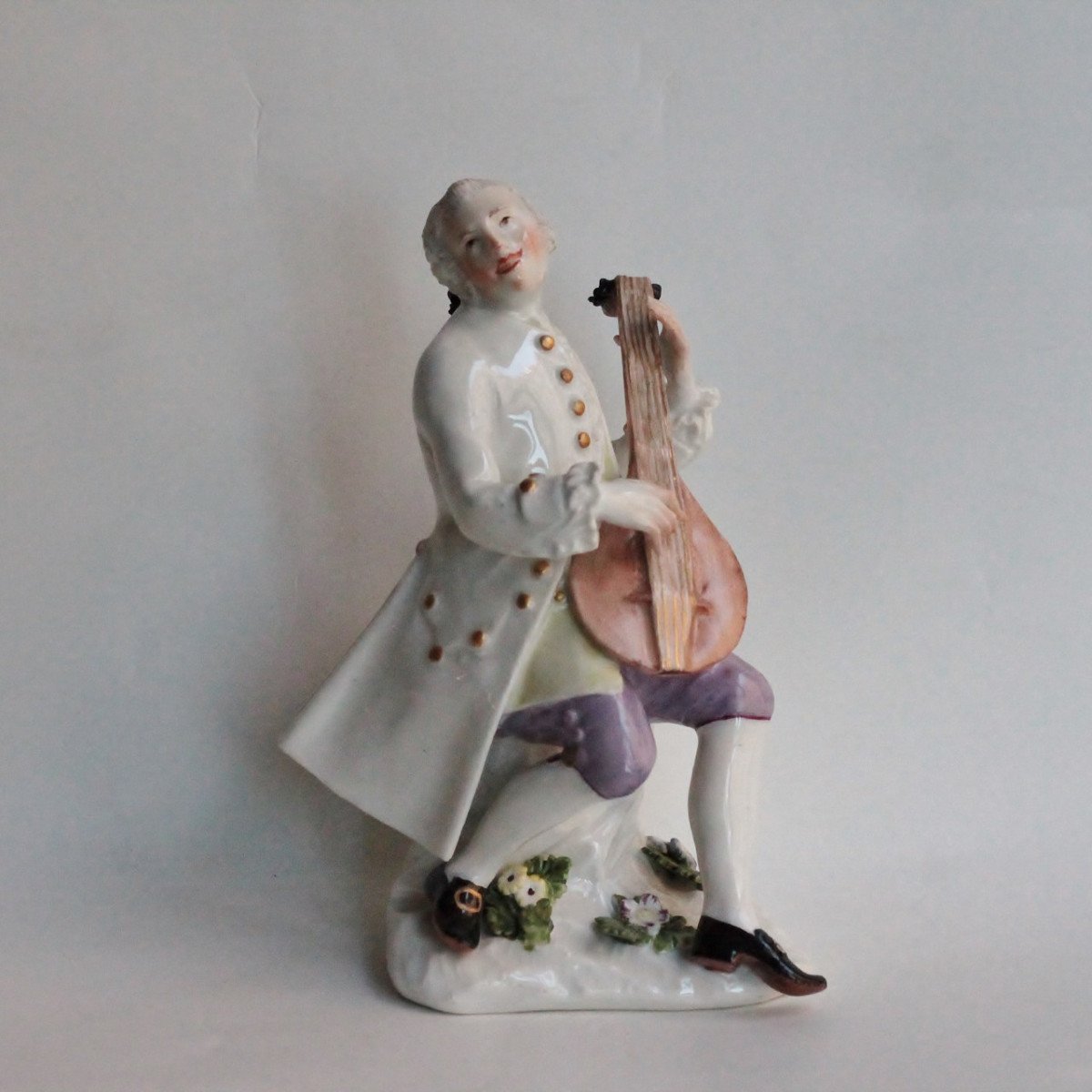 Statuette En Porcelaine De Meissen Représentant Un Joueur De Luth De 