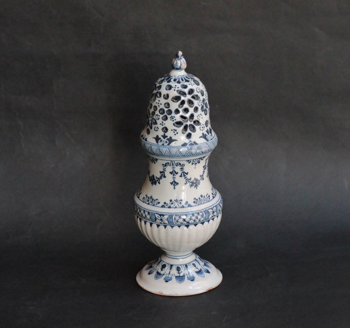 Duster In Moustiers Earthenware With Blue Camaïeu Decor Inspired By Bérain, 18th C.-photo-2