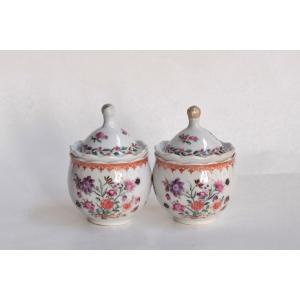  Paire de pots à jus en porcelaine de Chine, époque Qianlong, 18e siècle.