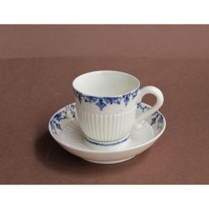 Tasse Et Soucoupe En Porcelaine Tendre De Saint-cloud, 18e Siècle.