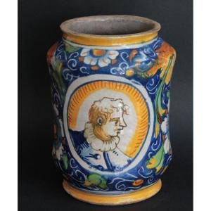 Albarello en majolique de Venise à décor de 2 portraits. Atelier de Maestro Domenico. XVIe s.