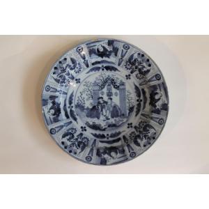 Plat en faïence de Delft à décor en camaïeu bleu inspiré des "Kraak porcelain" de Chine, 17e s.