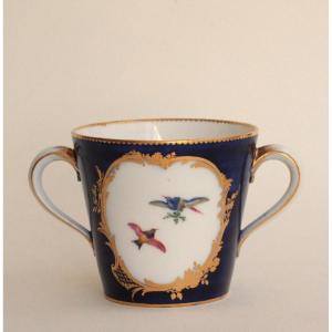 Gobelet à lait en porcelaine tendre de Vincennes, décor d'oiseaux sur fond bleu nuagé, 1756