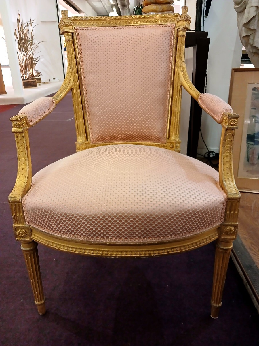 Paire de fauteuils en bois dore d epoque Louis XVI