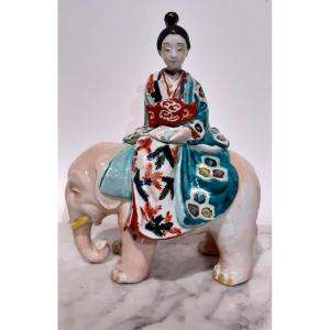 Coffret En Porcelaine Du Japon, Jeune Femme Assise Sur Un Elephant.19 ème Siecle