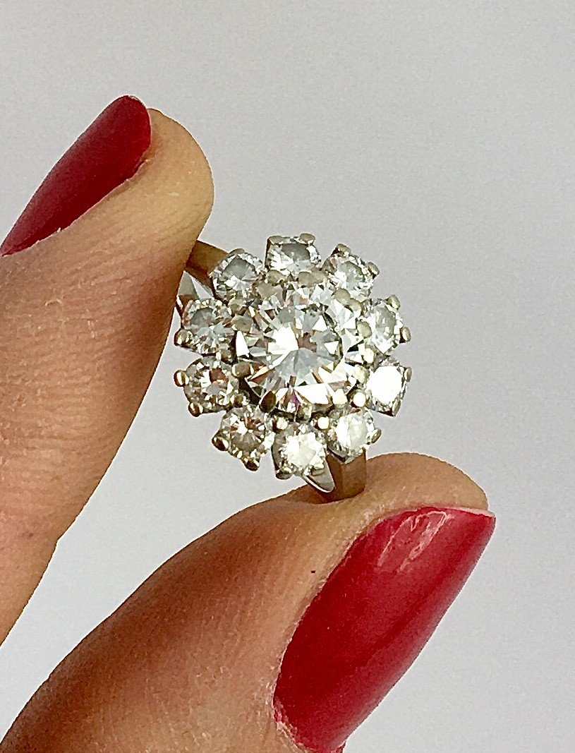 Daisy Ring With Brilliant Cut Diamonds, Center 1.36 Ct Certified In White Gold-photo-2
