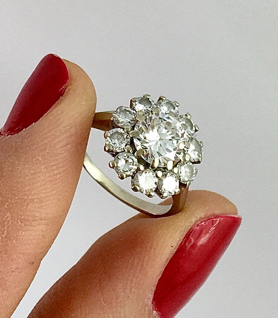 Daisy Ring With Brilliant Cut Diamonds, Center 1.36 Ct Certified In White Gold-photo-1