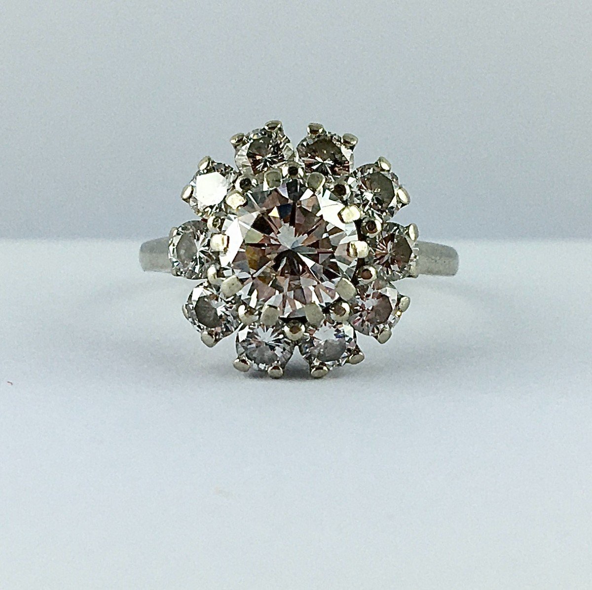 Daisy Ring With Brilliant Cut Diamonds, Center 1.36 Ct Certified In White Gold-photo-2