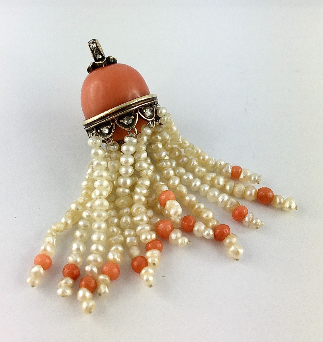Pendentif  Pompon De Perles Fines,  Corail Et Diamants Taille Rose, Bijou Bayadère